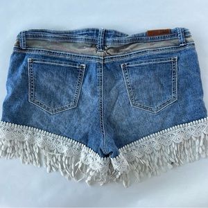 Womens LEI denim blue jean ivory crochet fringe shorts‎ size 11